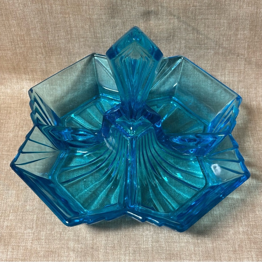 Indiana Glass Pyramid Blue Four-Part Relish Dish w/ Handle (circa 1974 - 1975) - Picture 7 of 7